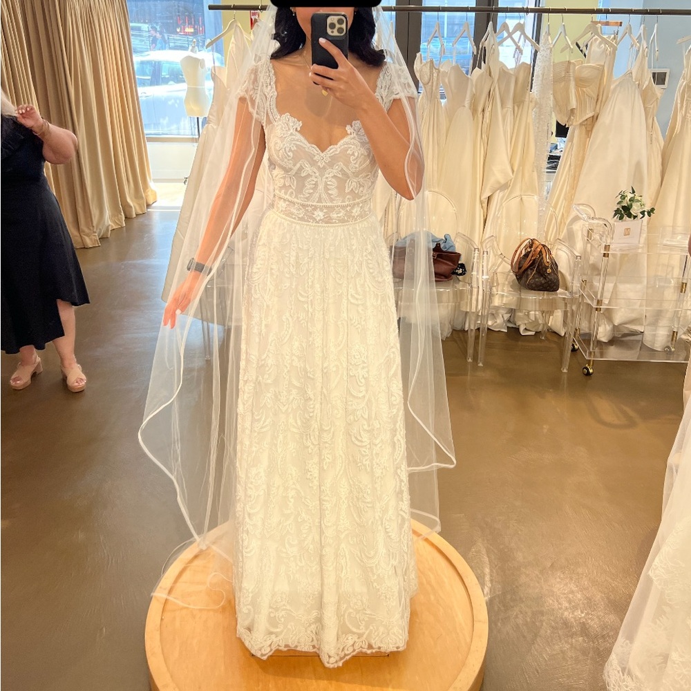 NWT Lihi Hod Sabine Wedding Dress in Ivory (2018) - Picture 11 of 12